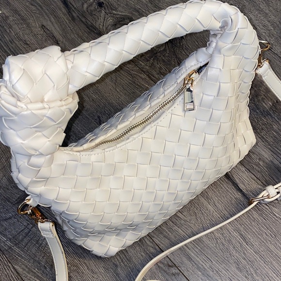 Elegant White Woven Crossbody Bag NWOT - Picture 2 of 4
